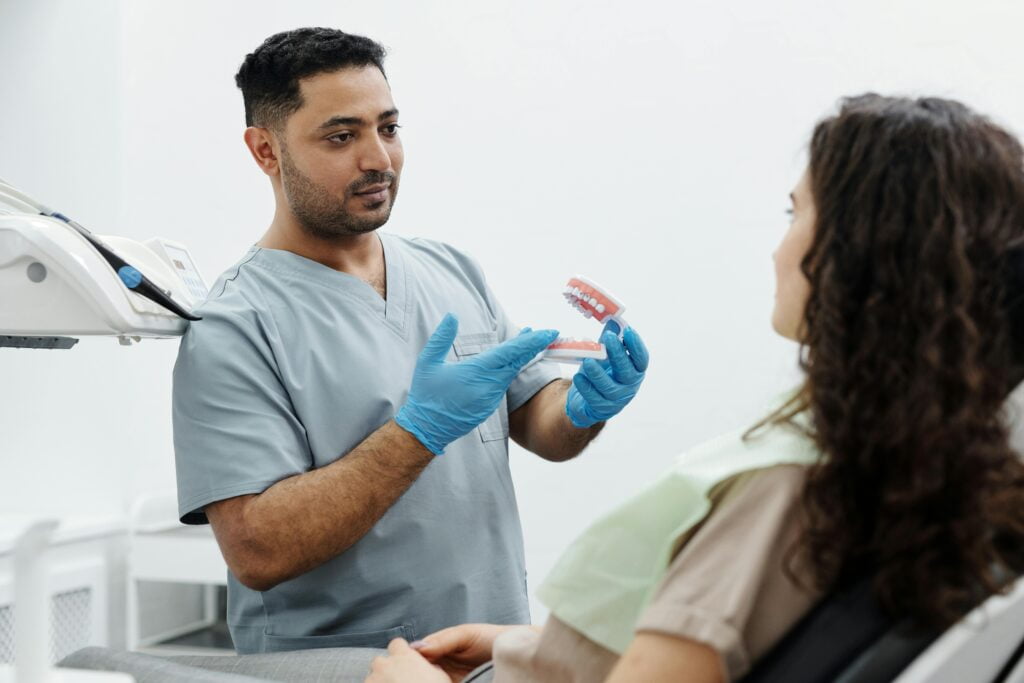 Dentista explicando como funciona el Blanqueamiento Dental en Casa